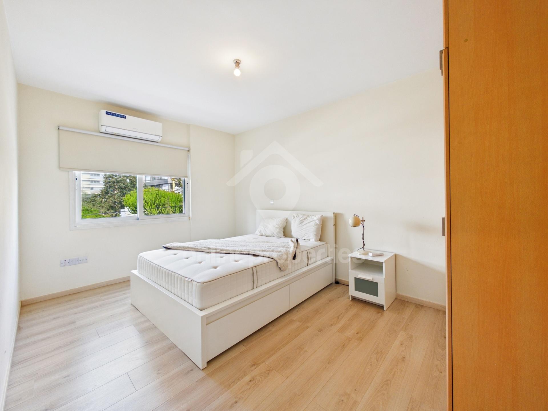 To change image, hover mouse over thumbnails below