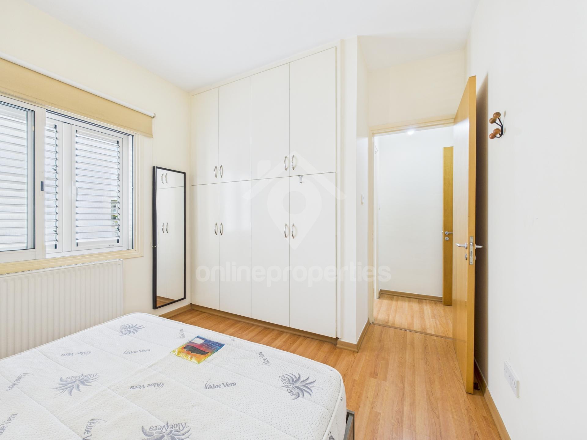 To change image, hover mouse over thumbnails below