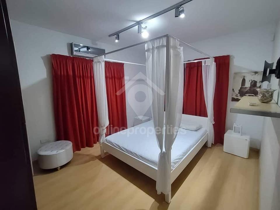 To change image, hover mouse over thumbnails below