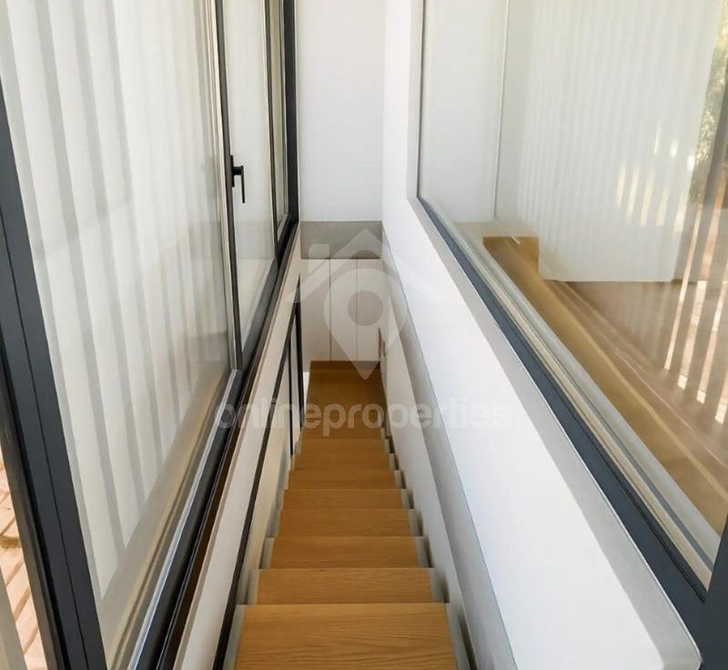 To change image, hover mouse over thumbnails below