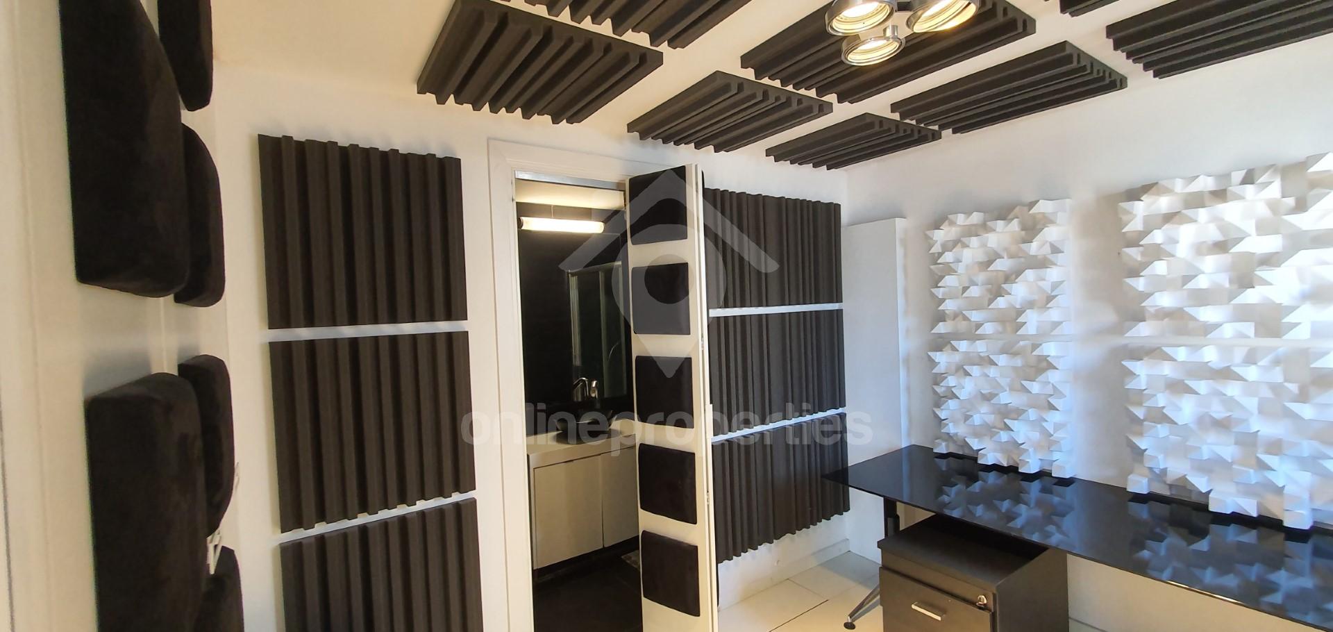 To change image, hover mouse over thumbnails below