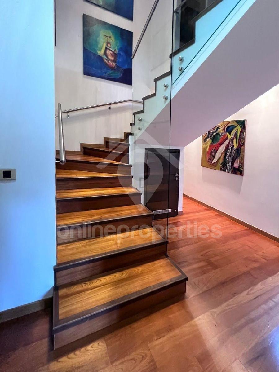 To change image, hover mouse over thumbnails below