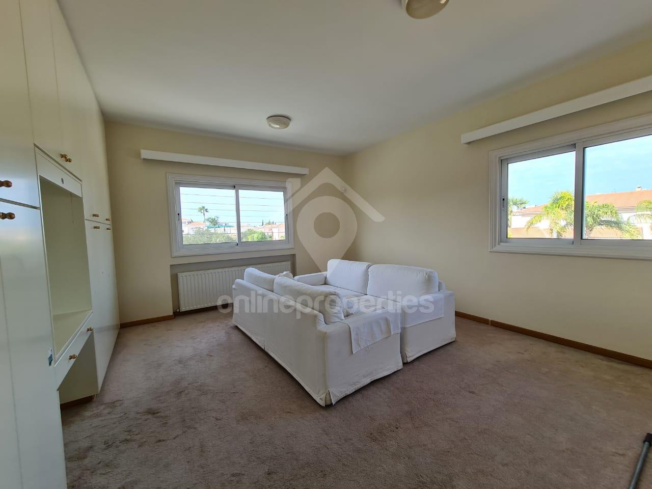 To change image, hover mouse over thumbnails below