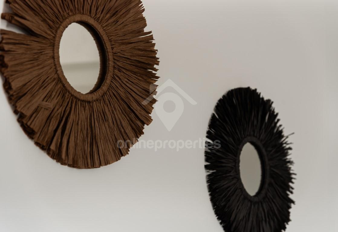 To change image, hover mouse over thumbnails below