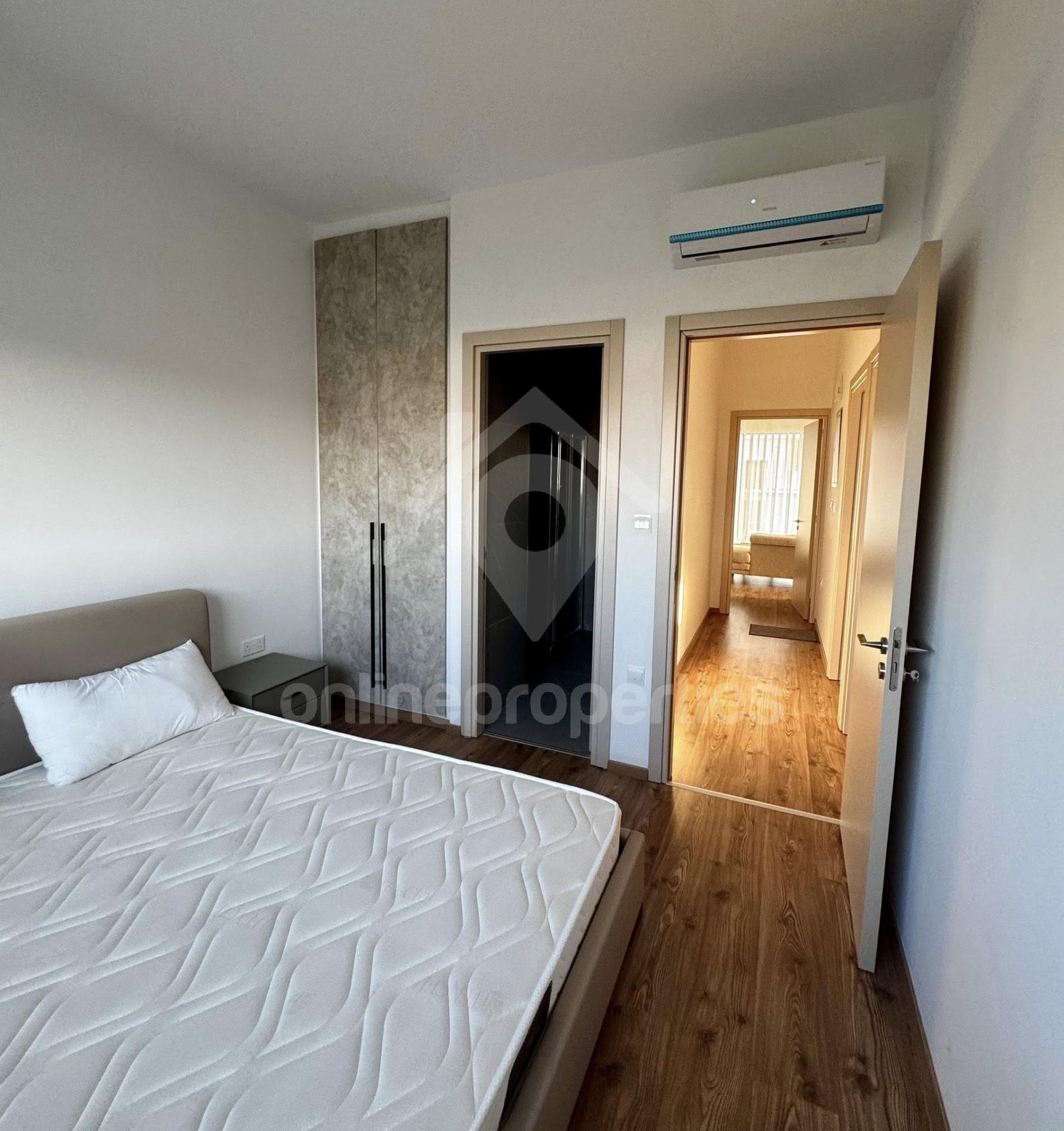 To change image, hover mouse over thumbnails below