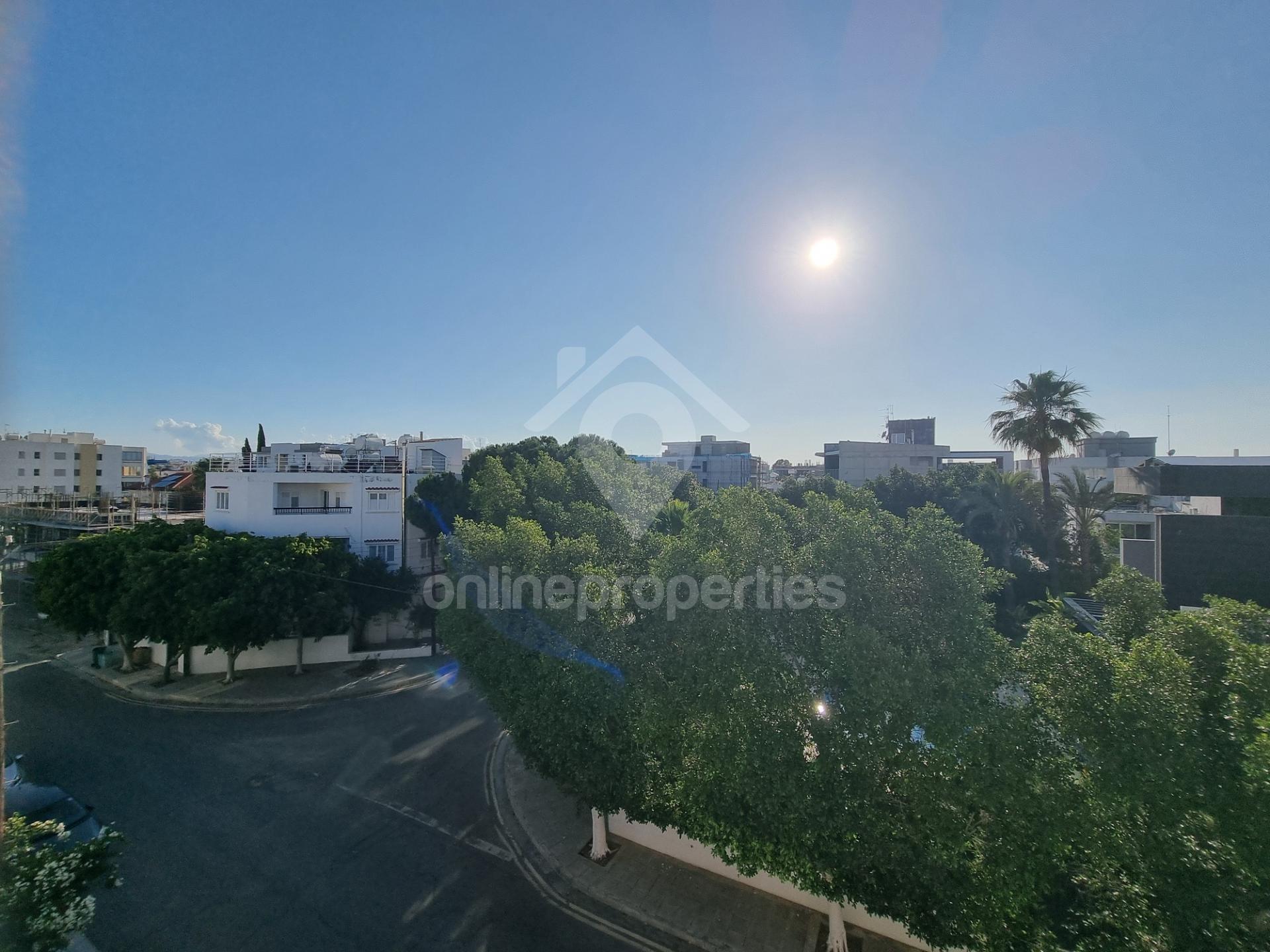 To change image, hover mouse over thumbnails below