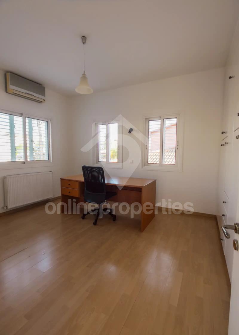 To change image, hover mouse over thumbnails below