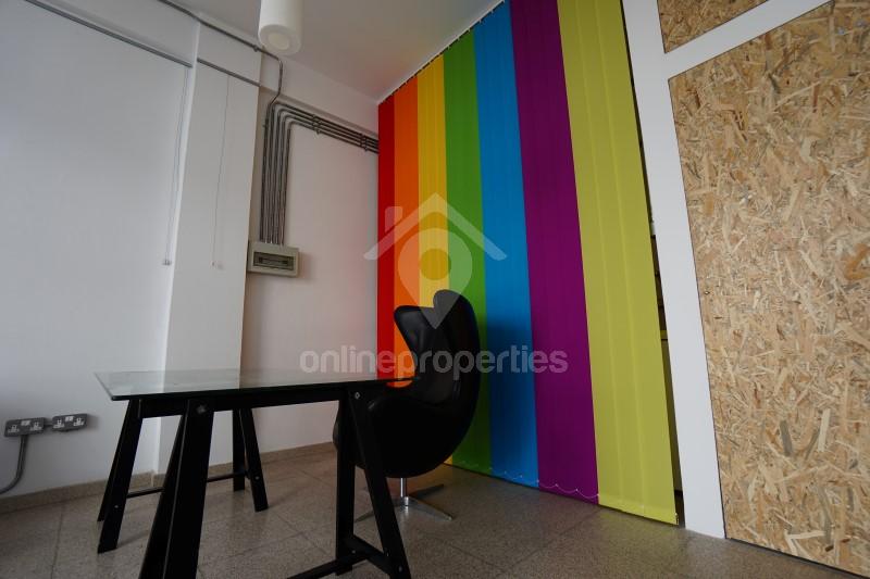 To change image, hover mouse over thumbnails below