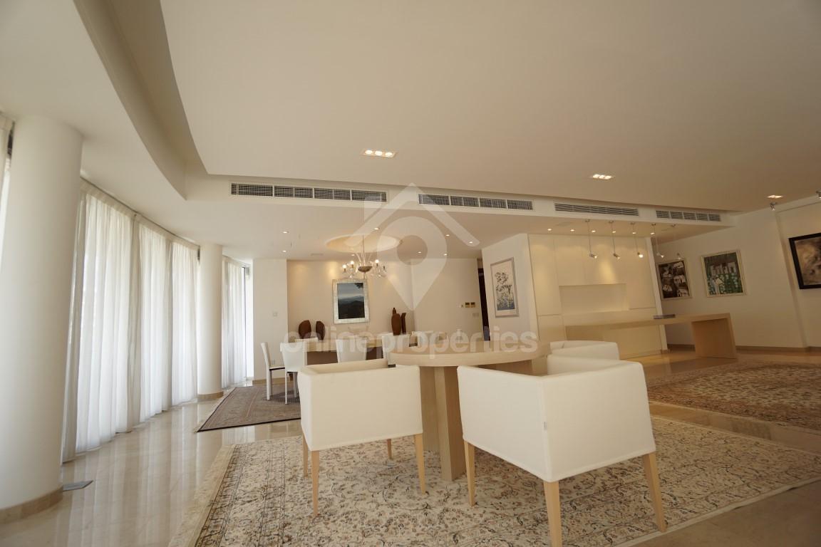 To change image, hover mouse over thumbnails below