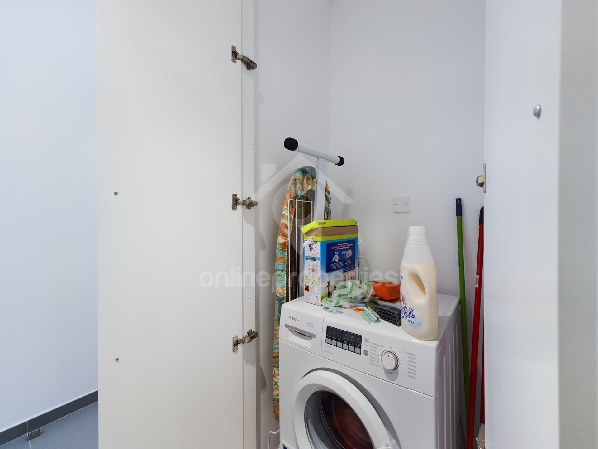 To change image, hover mouse over thumbnails below