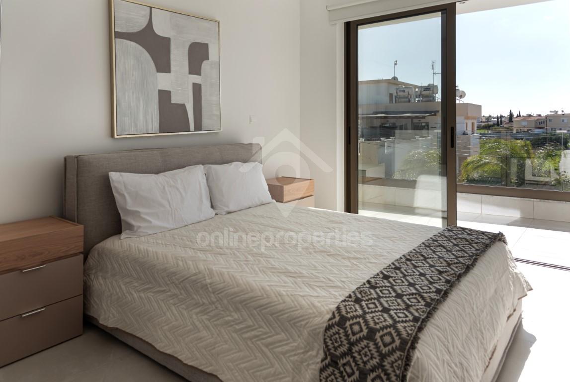 To change image, hover mouse over thumbnails below