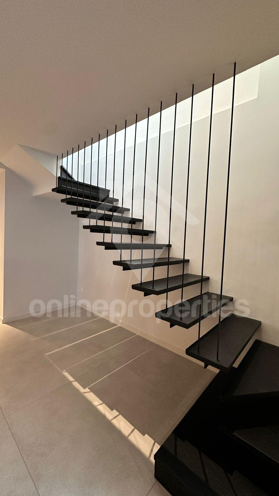 To change image, hover mouse over thumbnails below