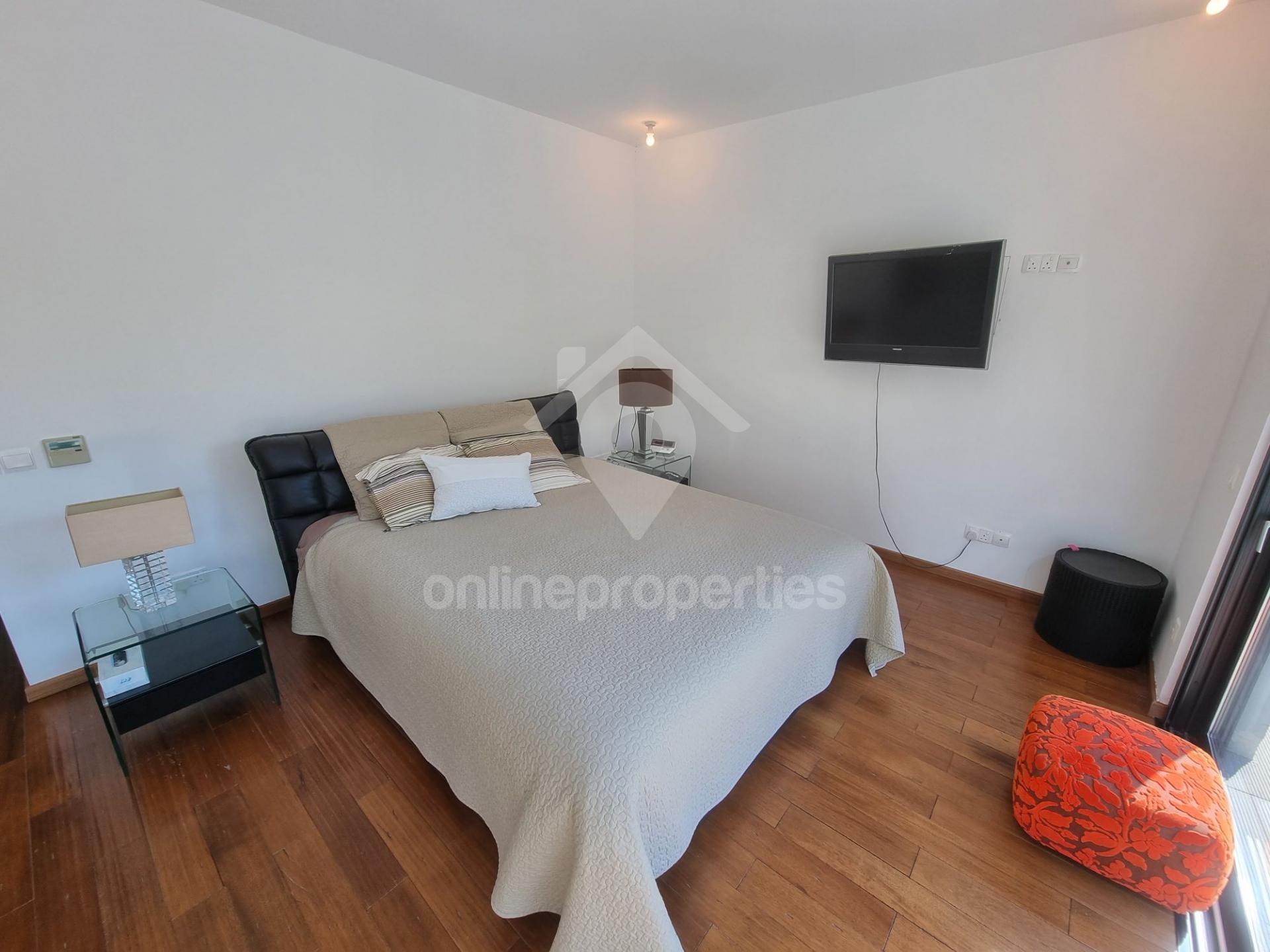 To change image, hover mouse over thumbnails below