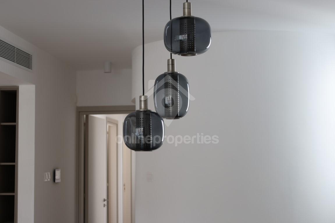 To change image, hover mouse over thumbnails below