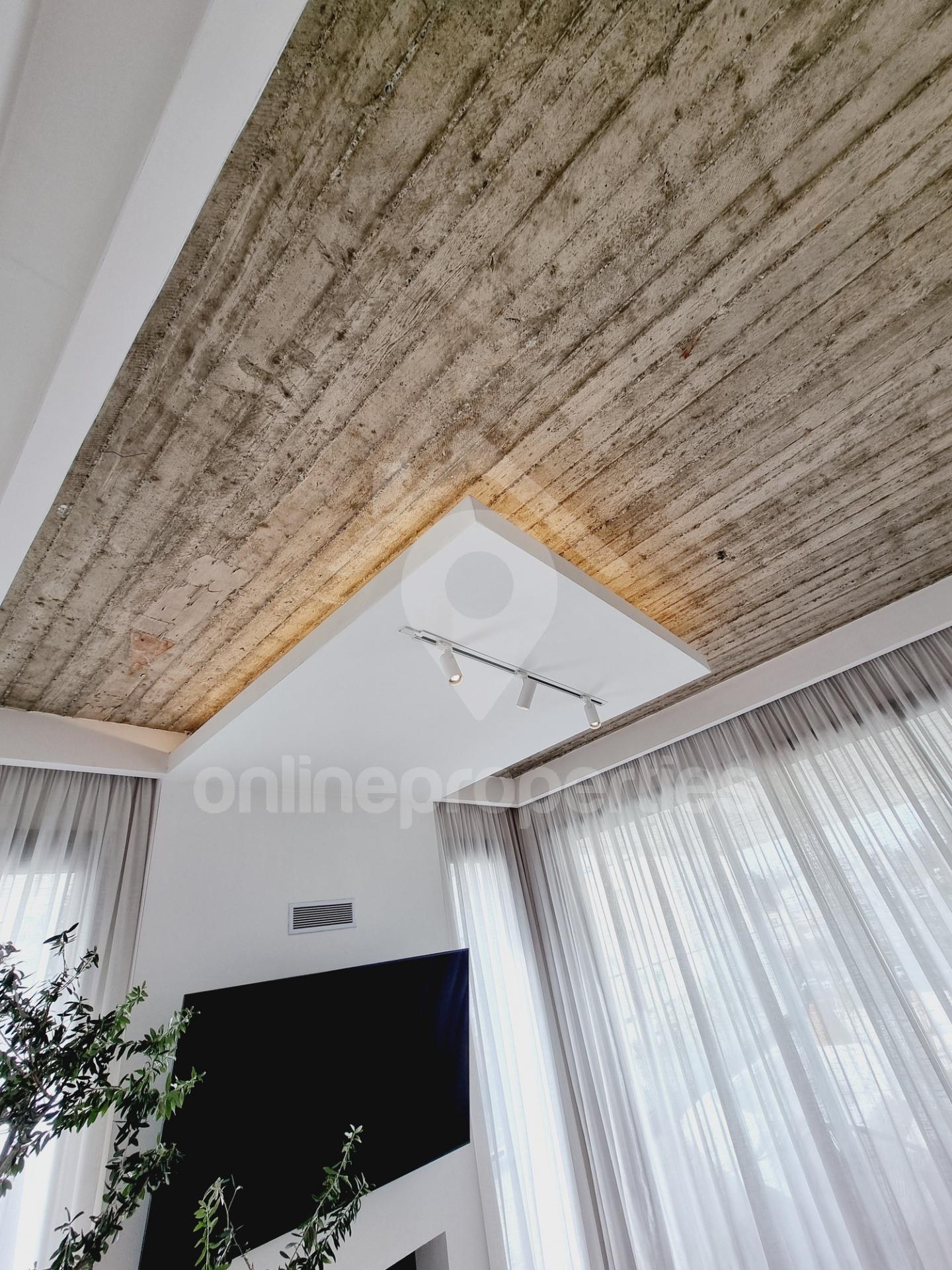 To change image, hover mouse over thumbnails below