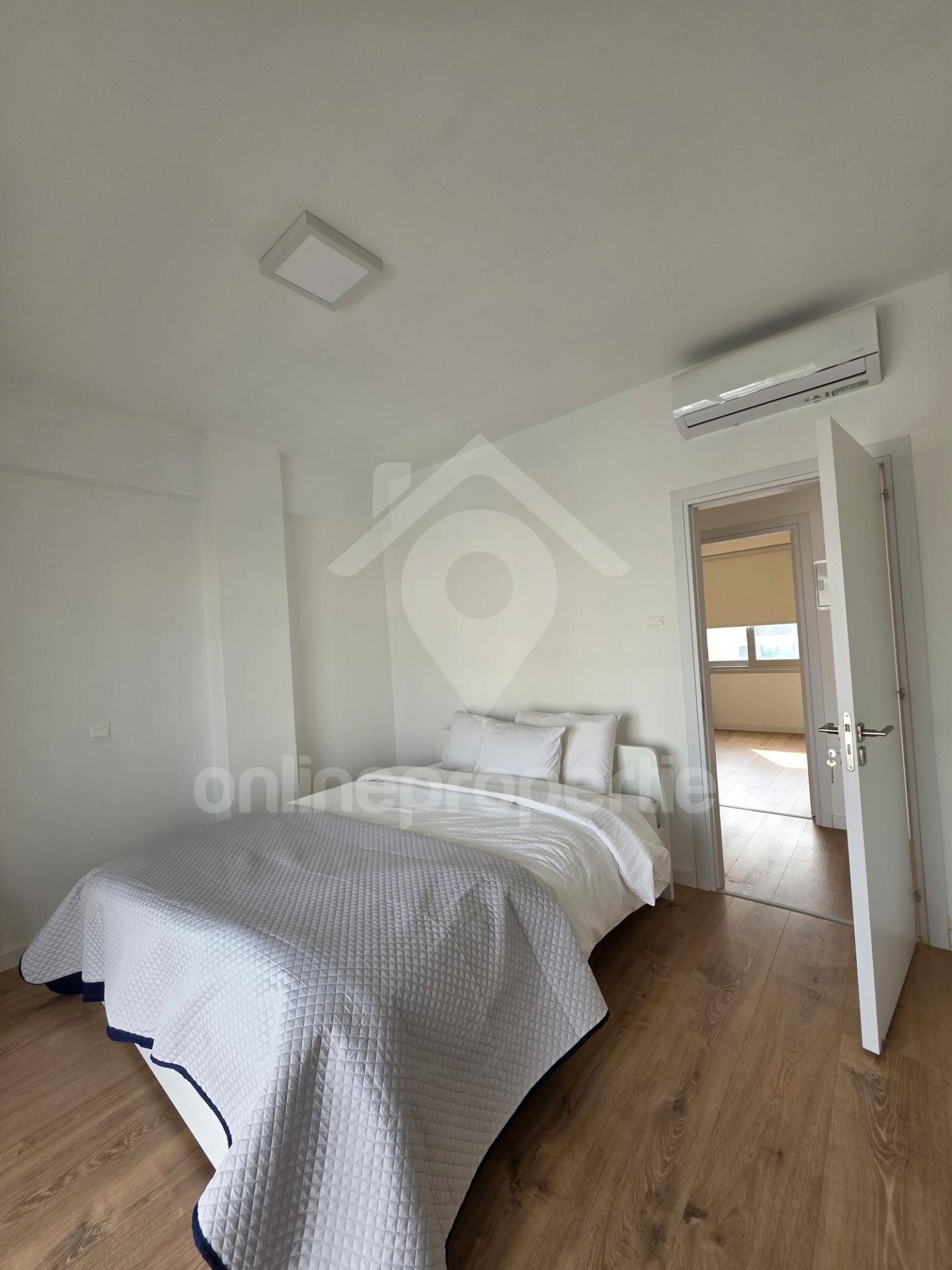 To change image, hover mouse over thumbnails below