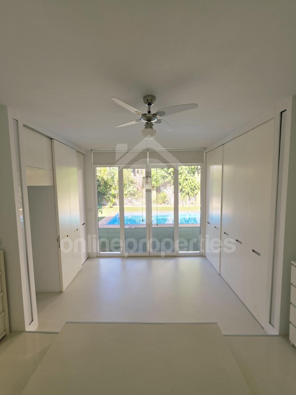 To change image, hover mouse over thumbnails below