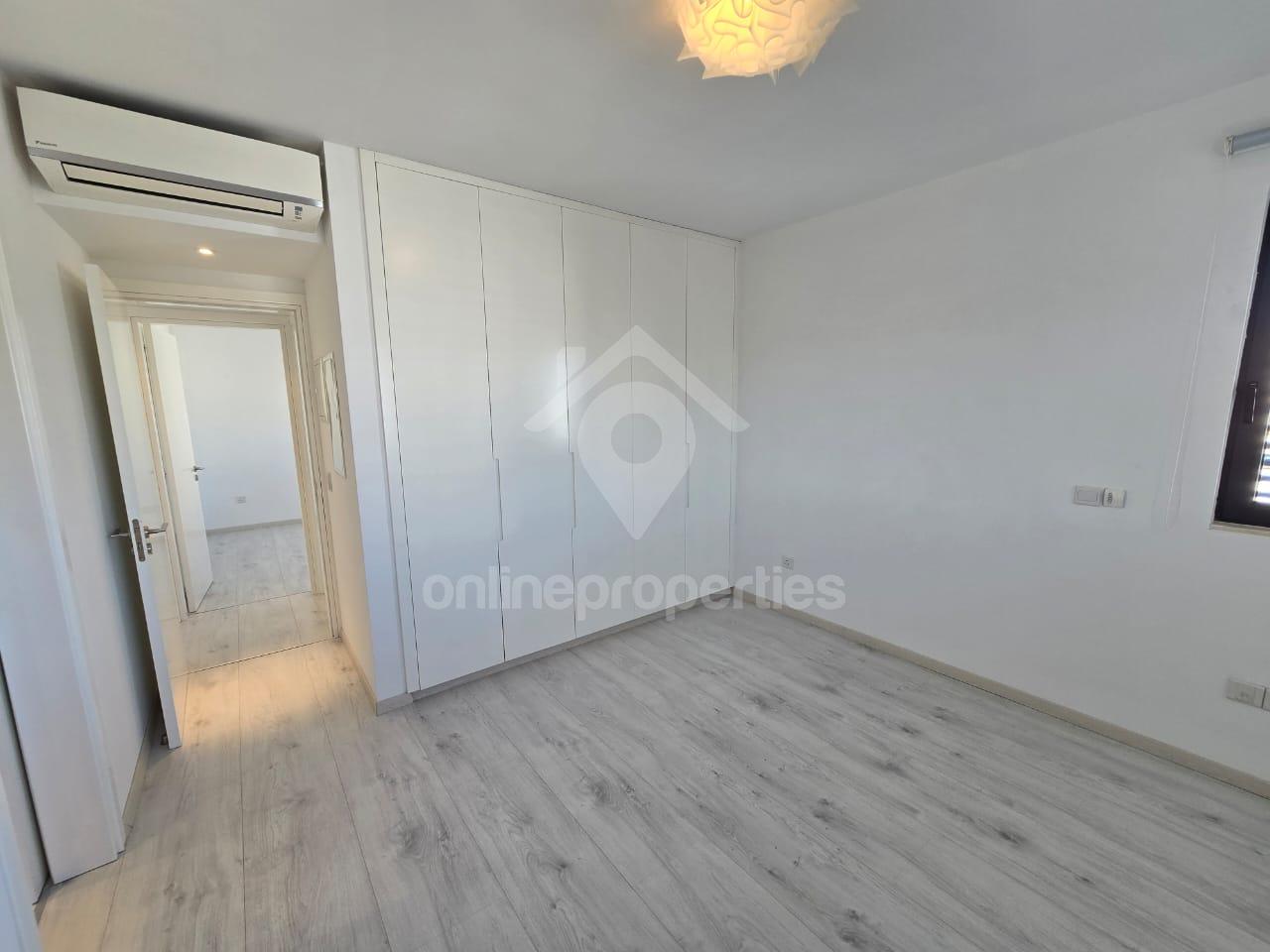 To change image, hover mouse over thumbnails below