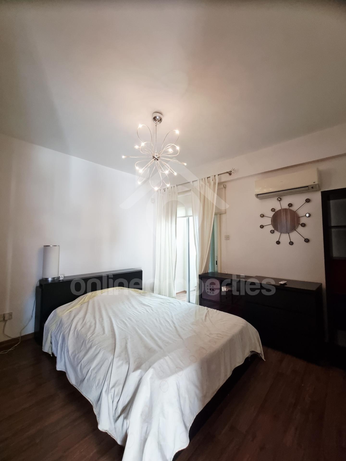 To change image, hover mouse over thumbnails below