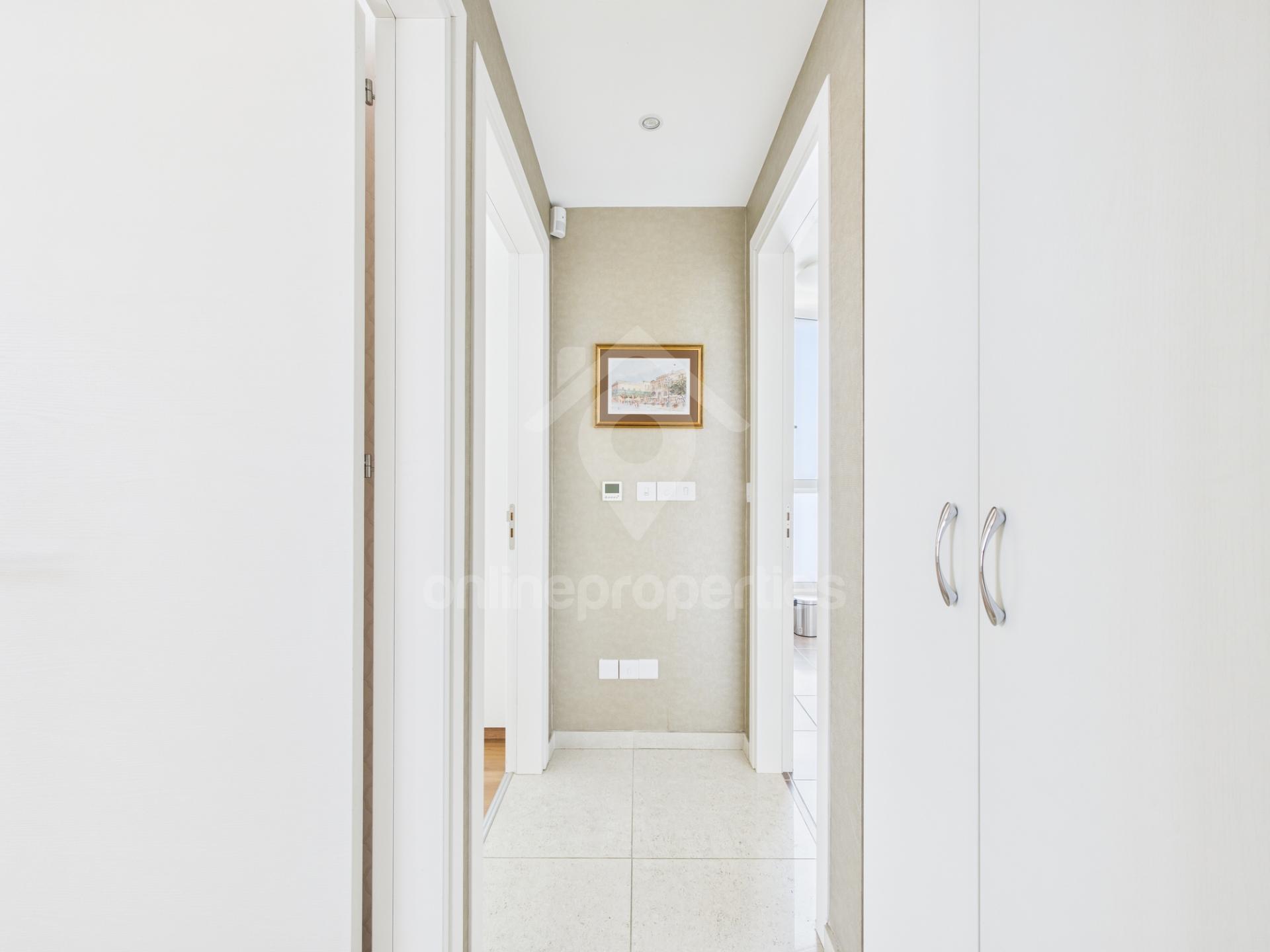 To change image, hover mouse over thumbnails below