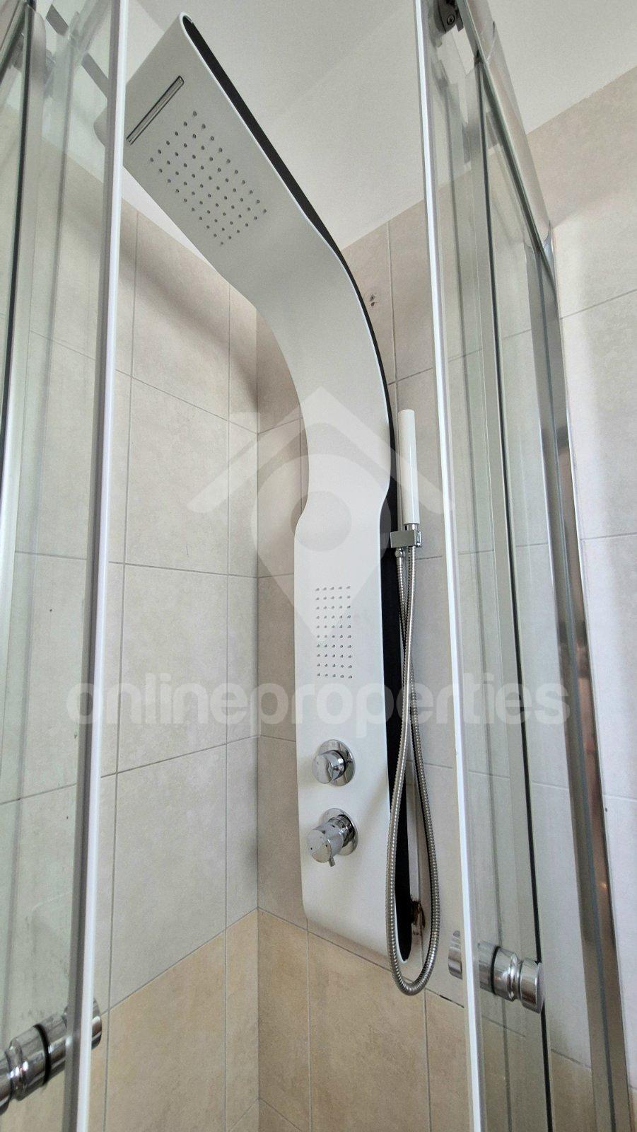 To change image, hover mouse over thumbnails below