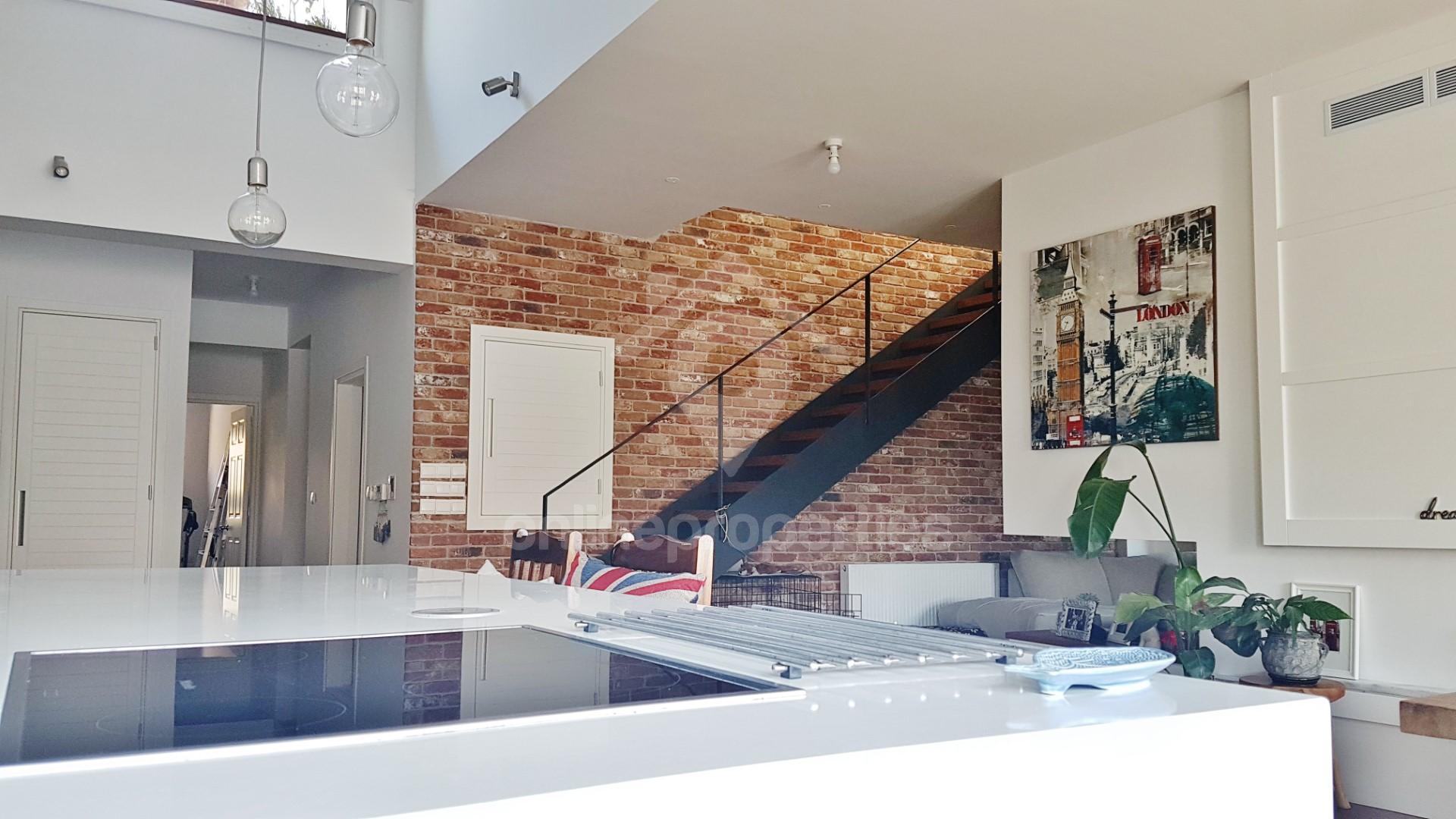 To change image, hover mouse over thumbnails below