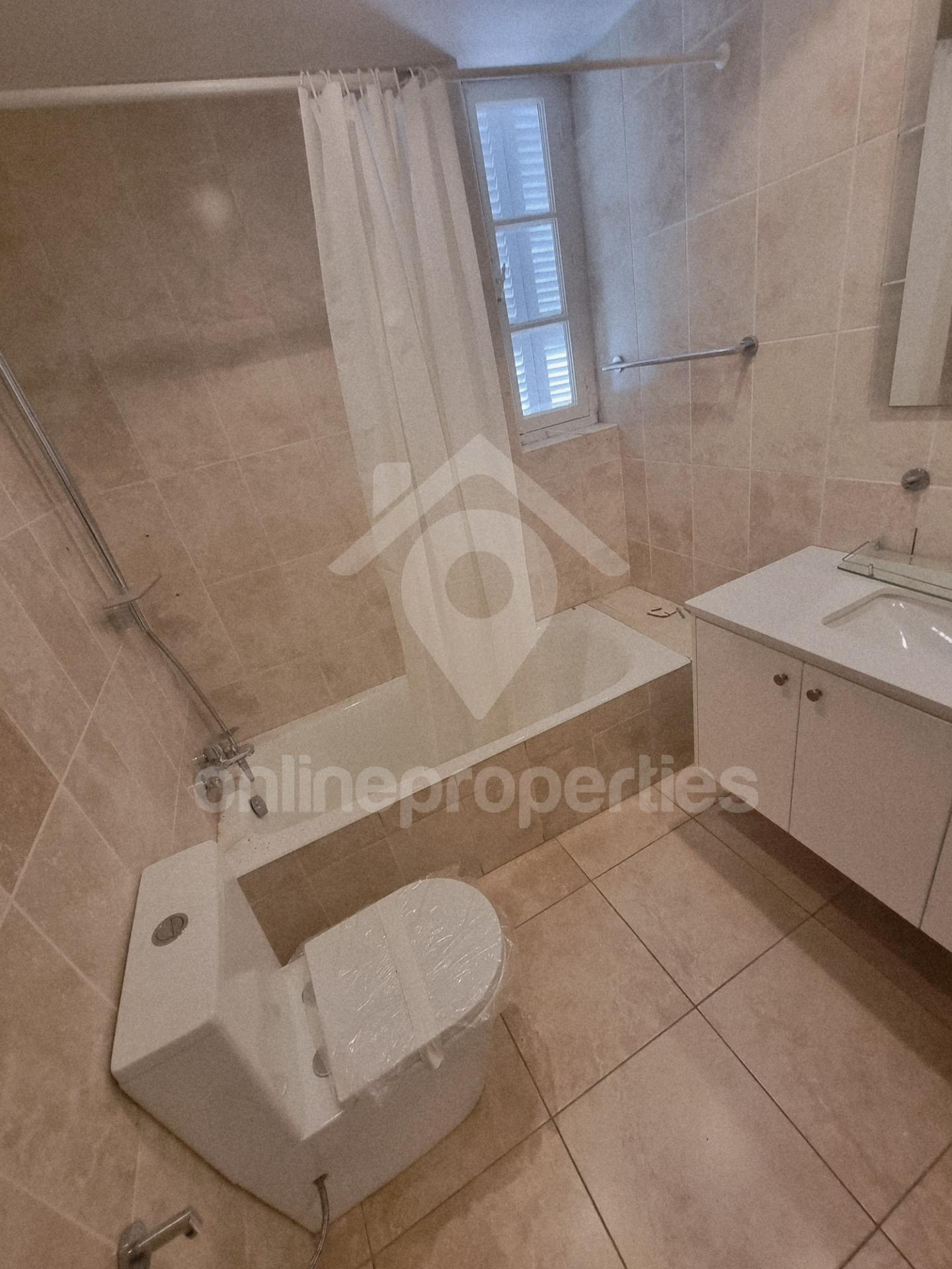 To change image, hover mouse over thumbnails below