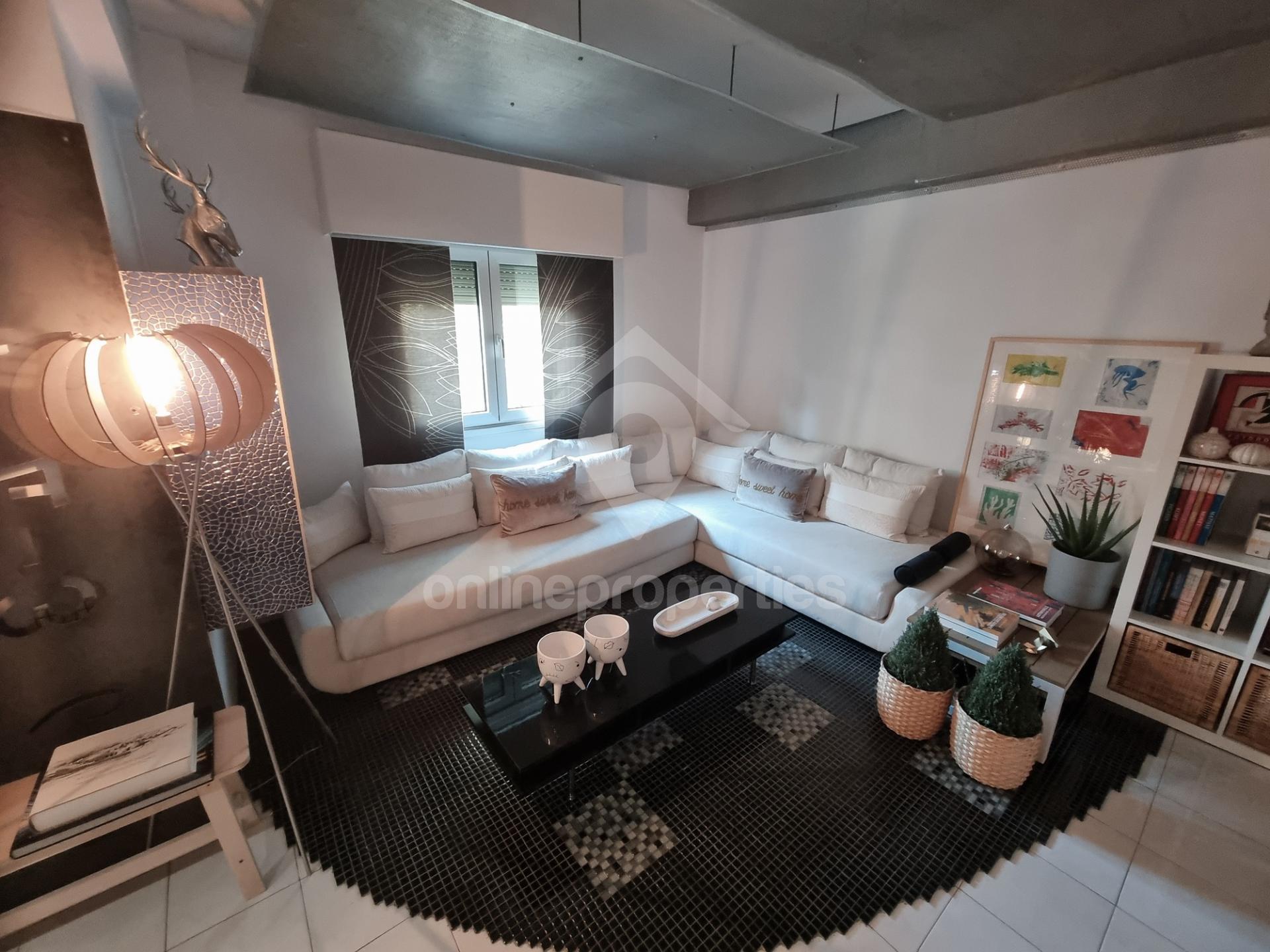 To change image, hover mouse over thumbnails below