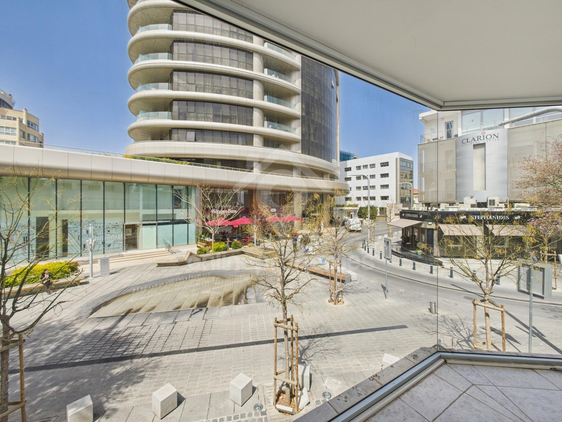 To change image, hover mouse over thumbnails below