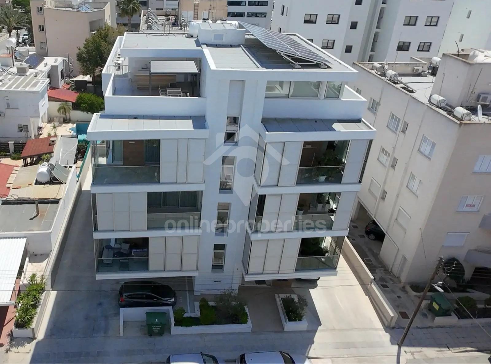 To change image, hover mouse over thumbnails below