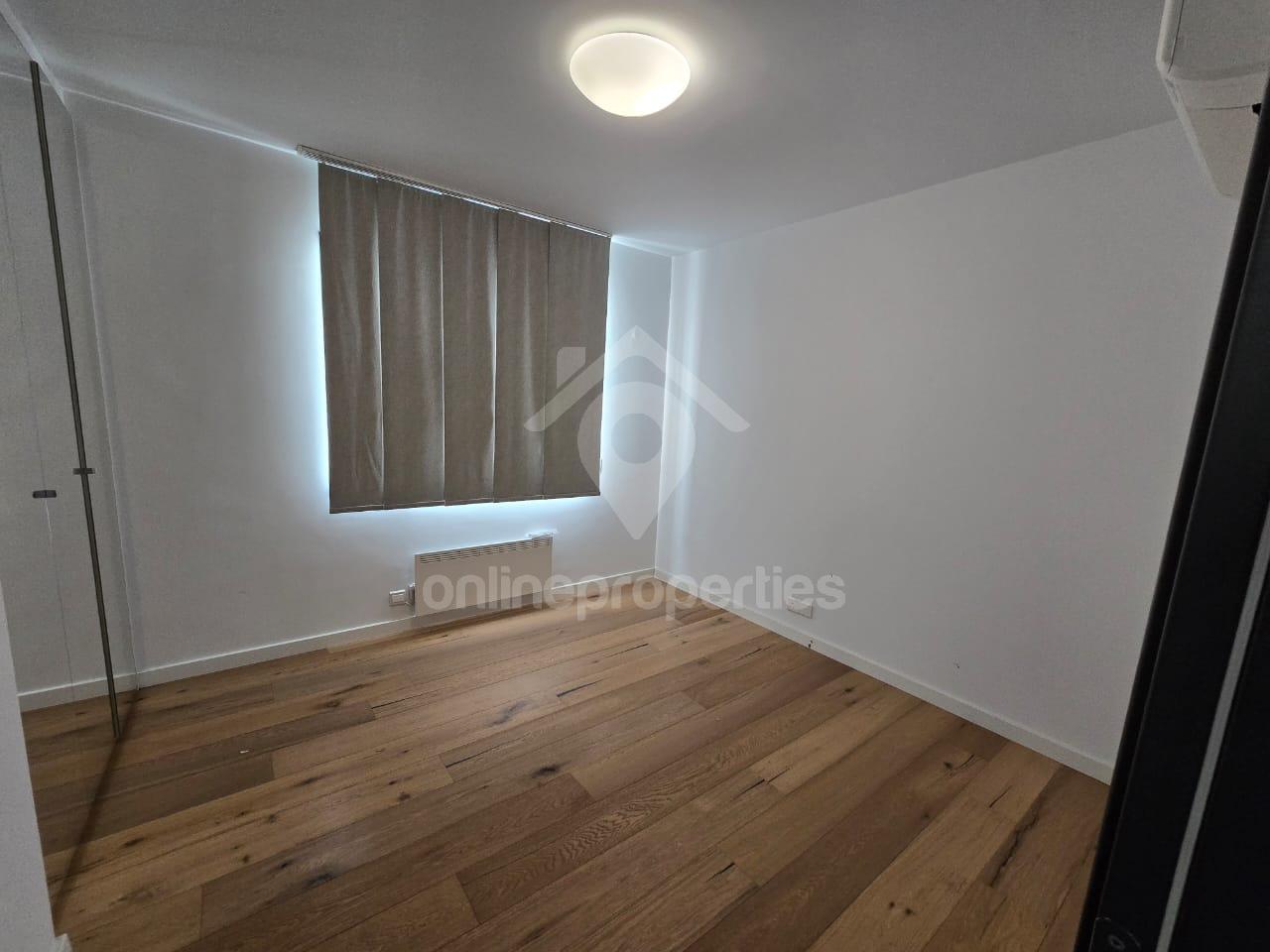 To change image, hover mouse over thumbnails below