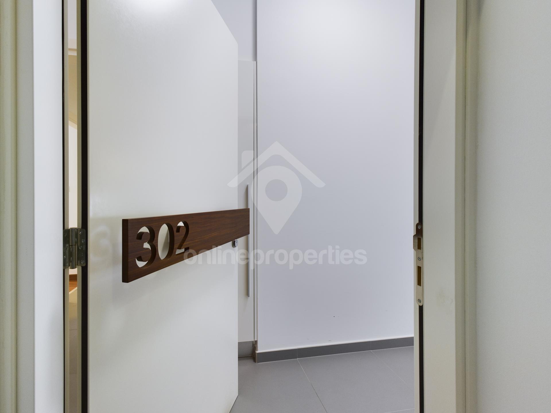 To change image, hover mouse over thumbnails below