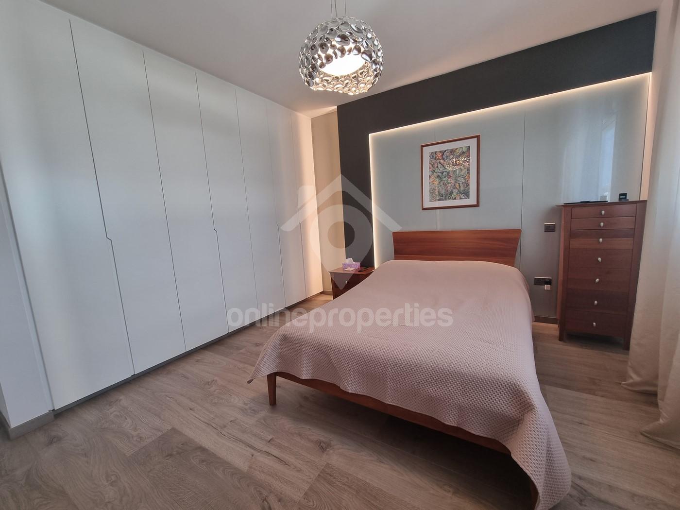 To change image, hover mouse over thumbnails below