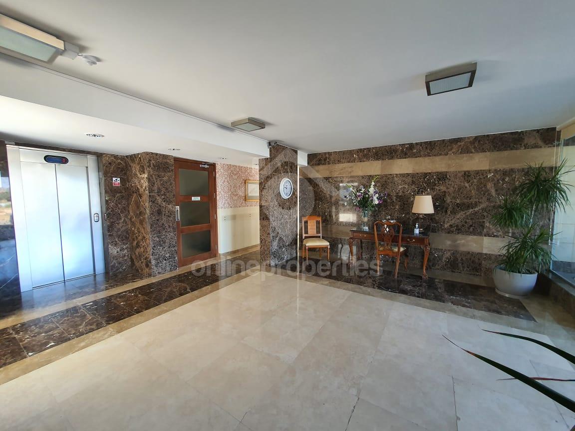 To change image, hover mouse over thumbnails below