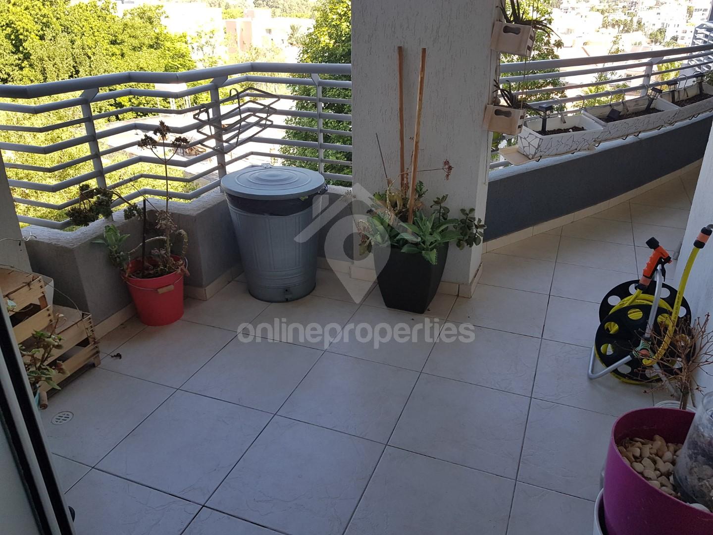 To change image, hover mouse over thumbnails below