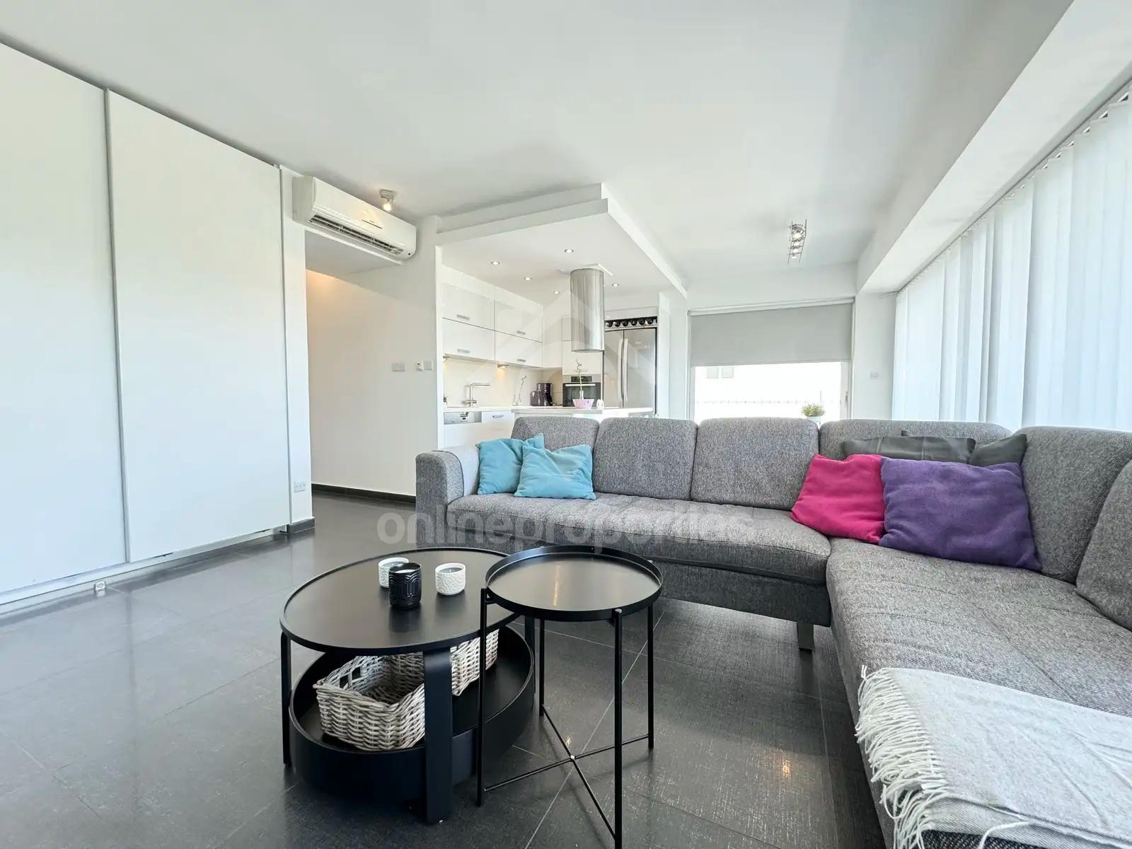 To change image, hover mouse over thumbnails below