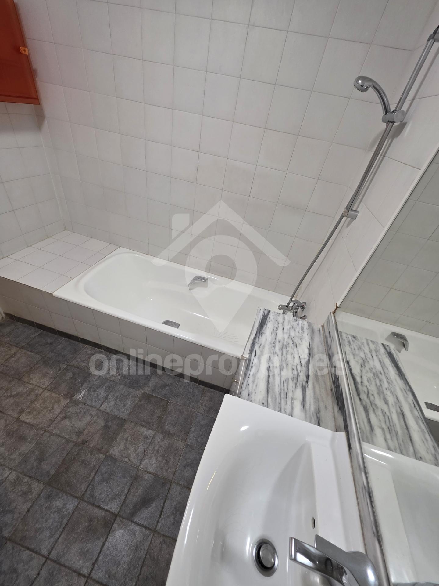 To change image, hover mouse over thumbnails below