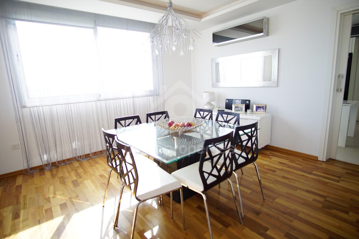 To change image, hover mouse over thumbnails below