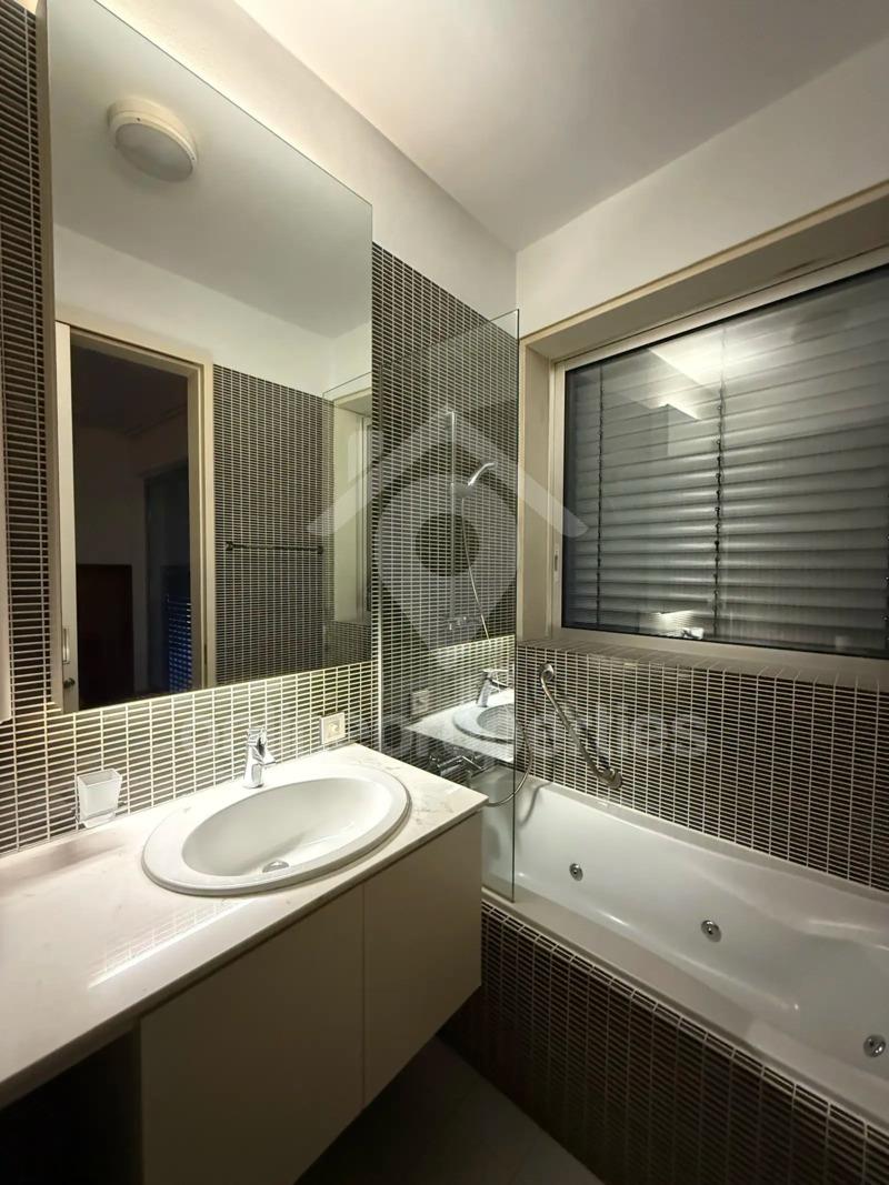 To change image, hover mouse over thumbnails below