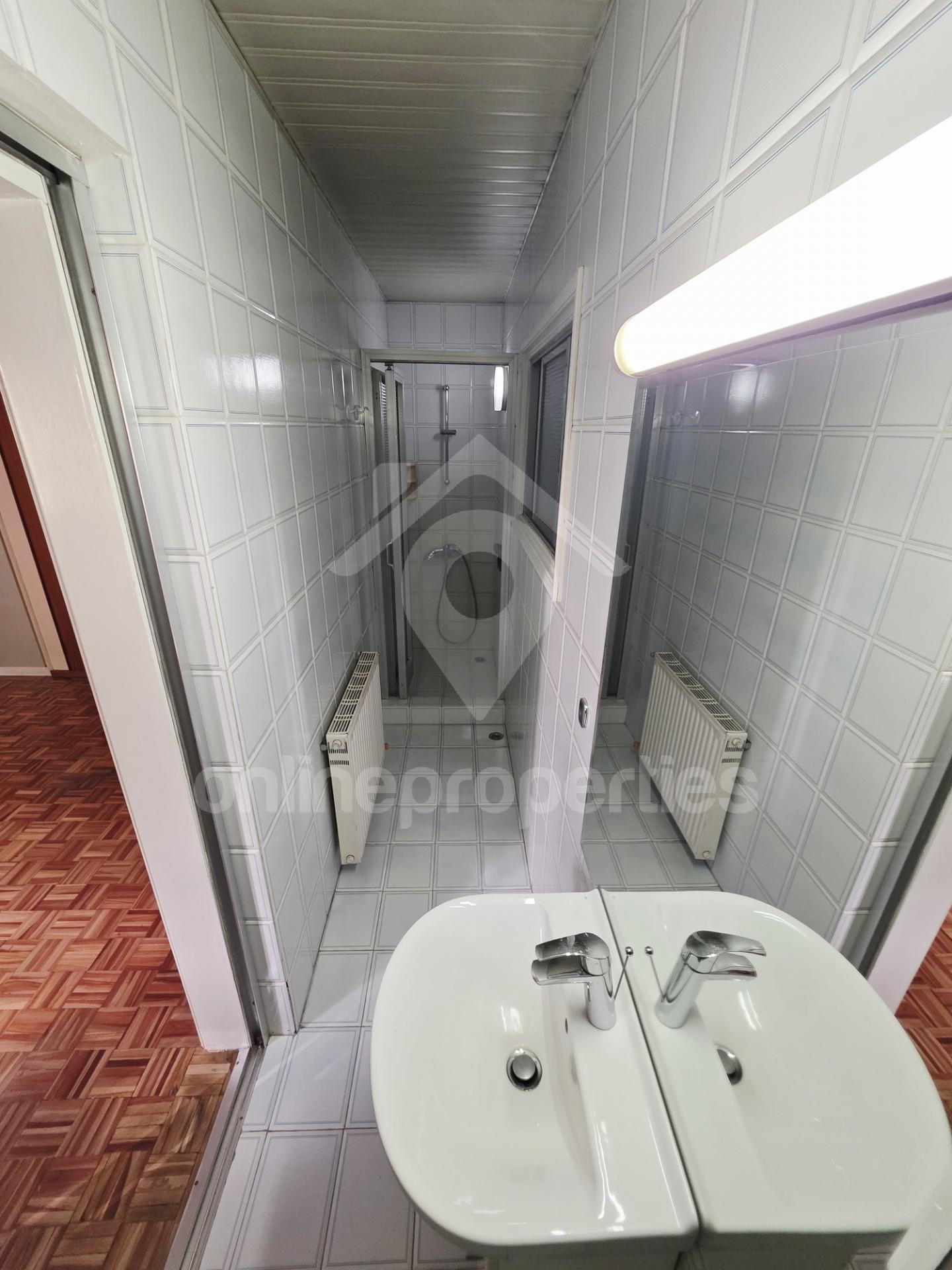 To change image, hover mouse over thumbnails below