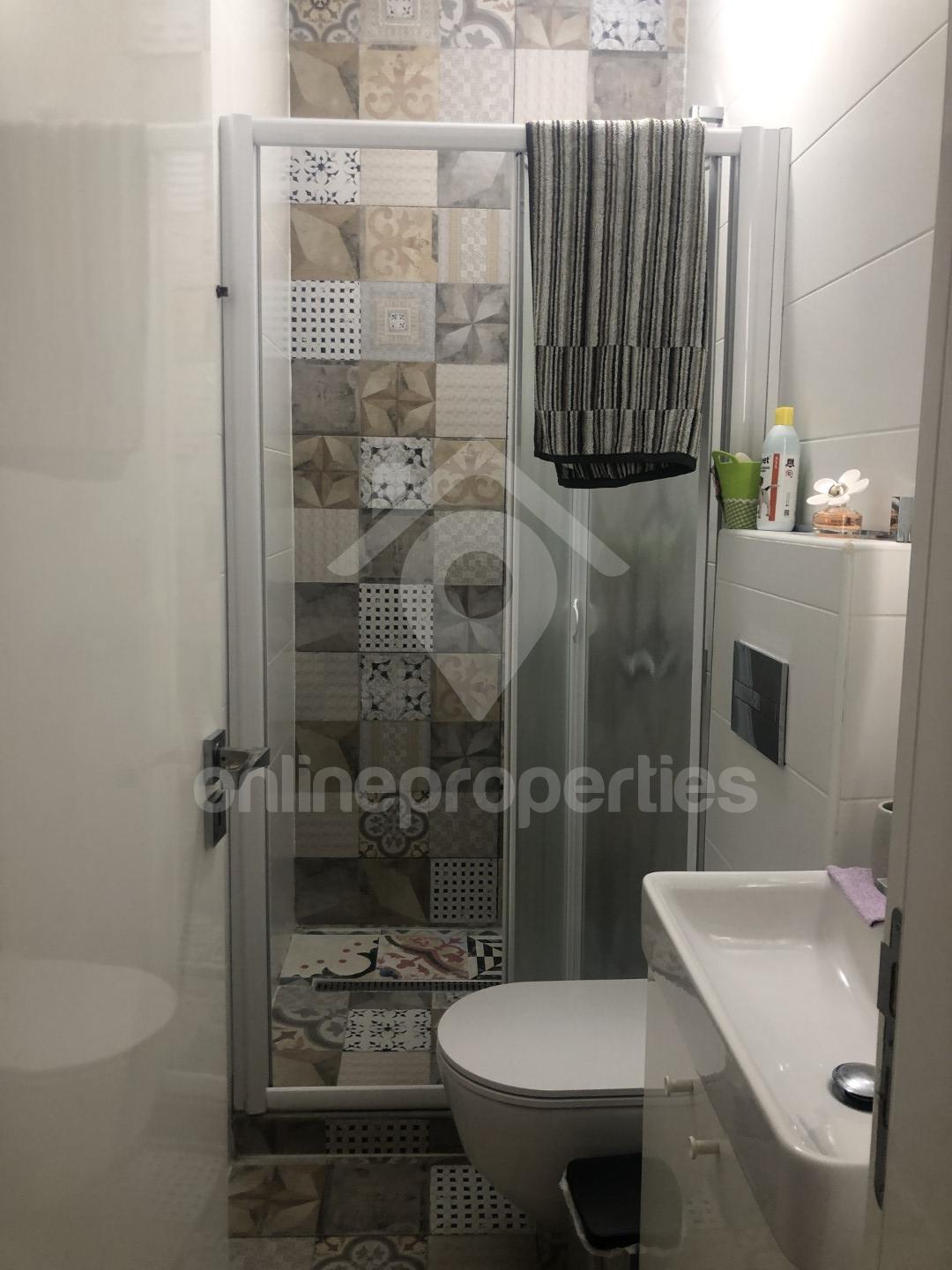 To change image, hover mouse over thumbnails below