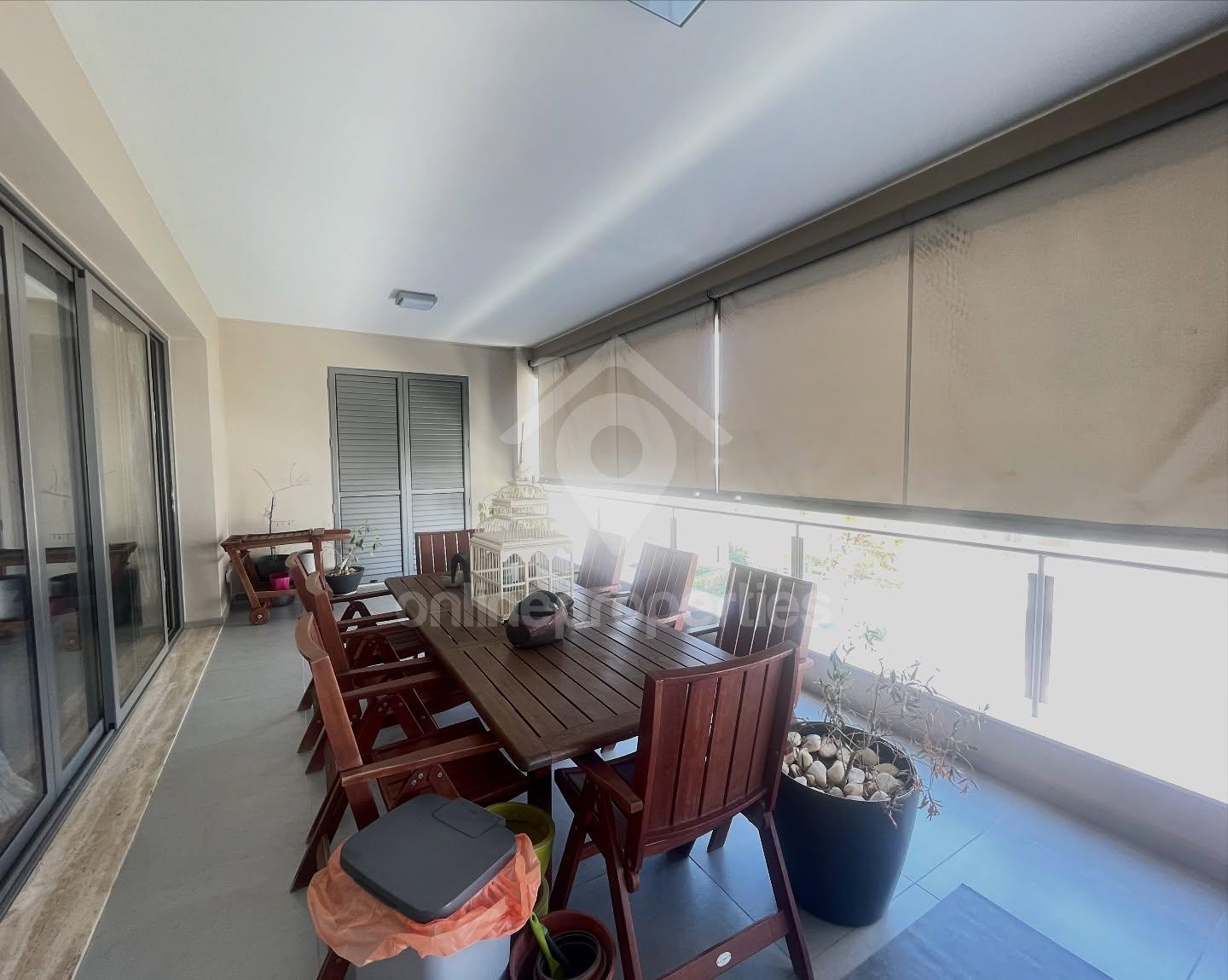 To change image, hover mouse over thumbnails below