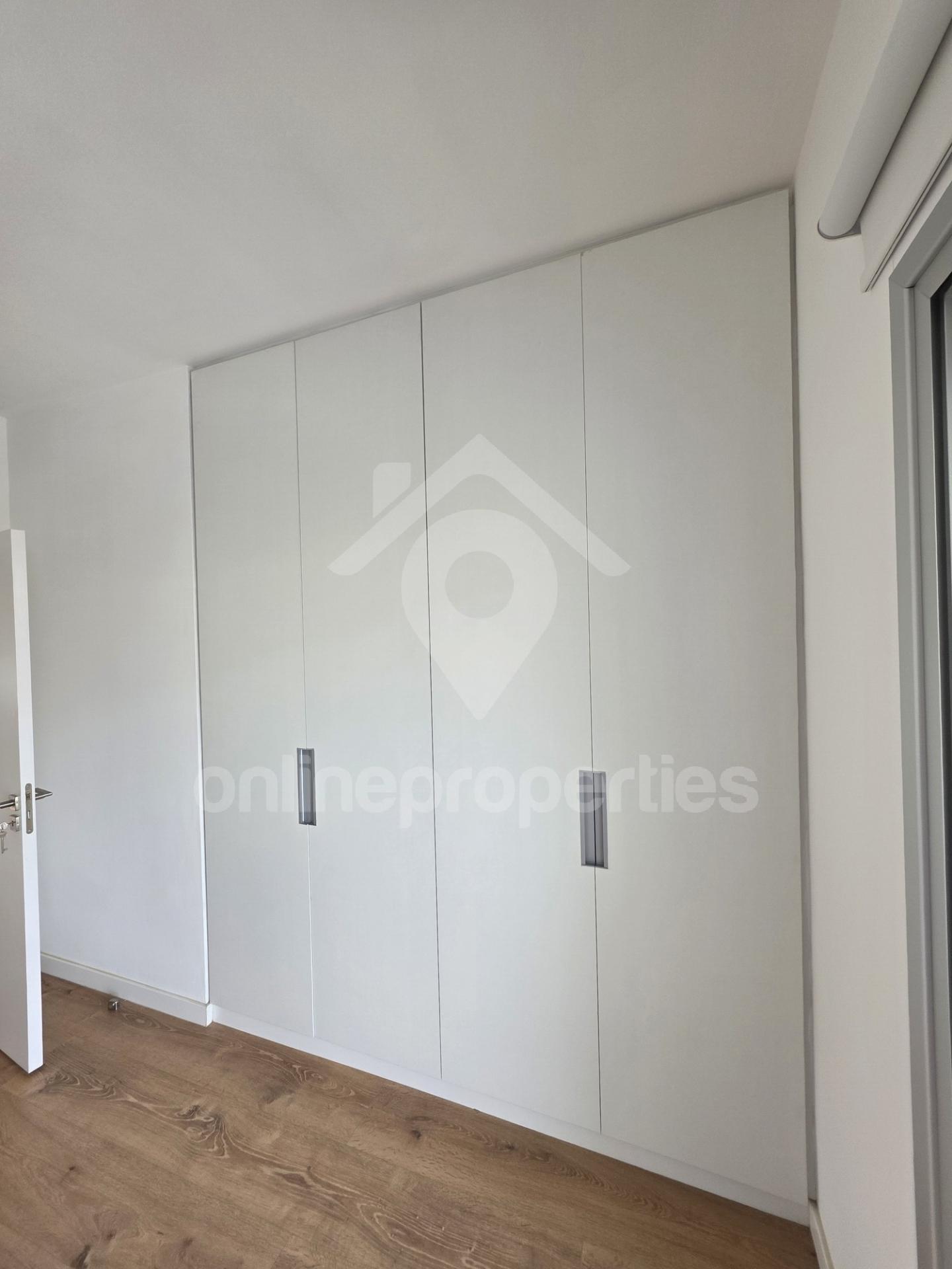 To change image, hover mouse over thumbnails below