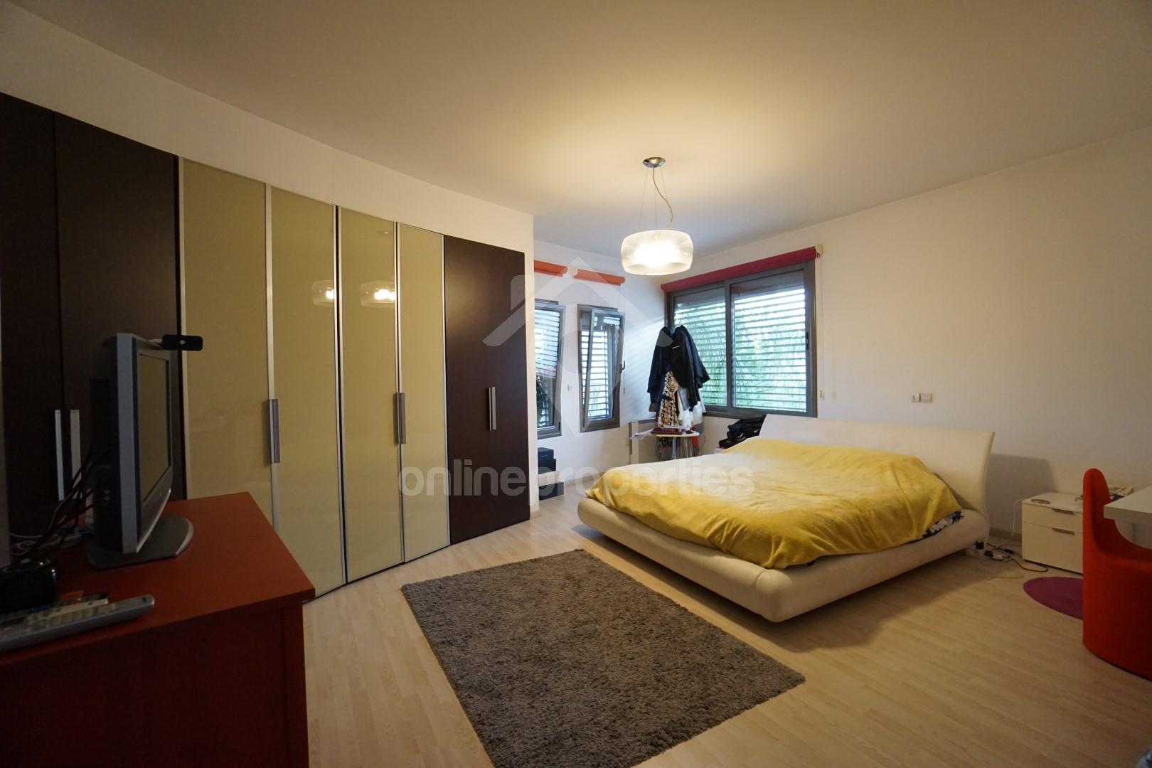 To change image, hover mouse over thumbnails below