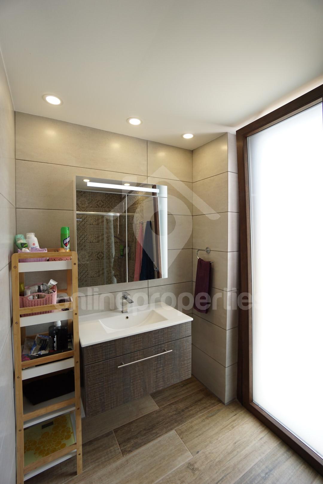 To change image, hover mouse over thumbnails below