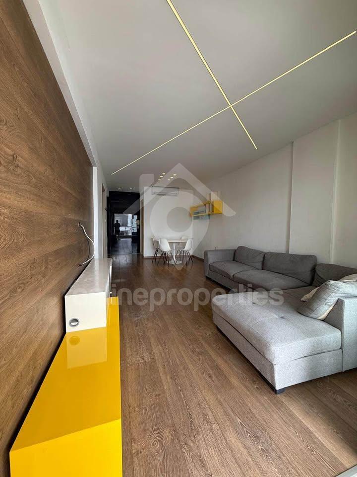 To change image, hover mouse over thumbnails below