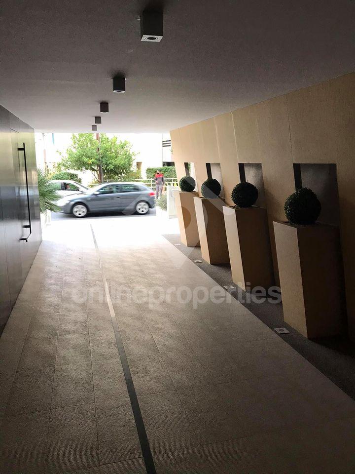 To change image, hover mouse over thumbnails below