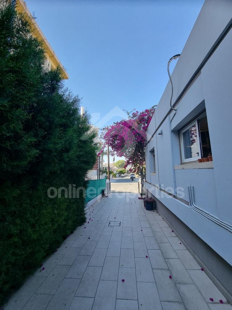 To change image, hover mouse over thumbnails below