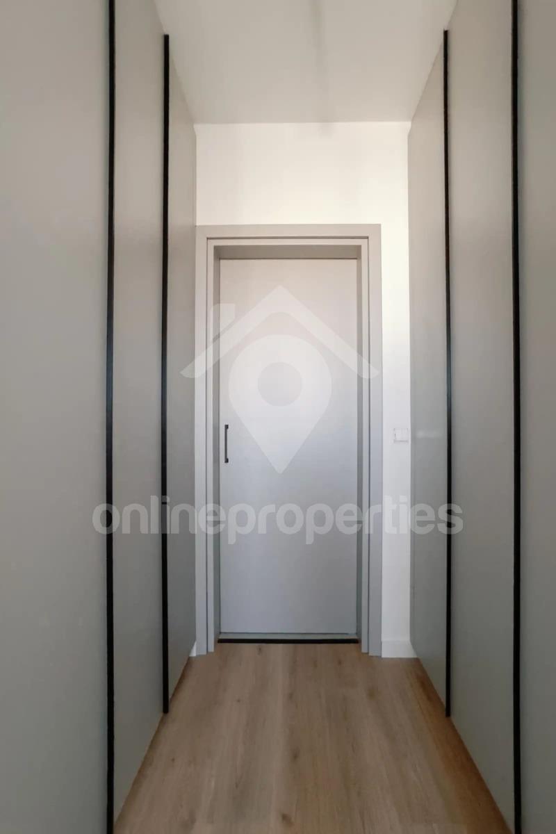 To change image, hover mouse over thumbnails below