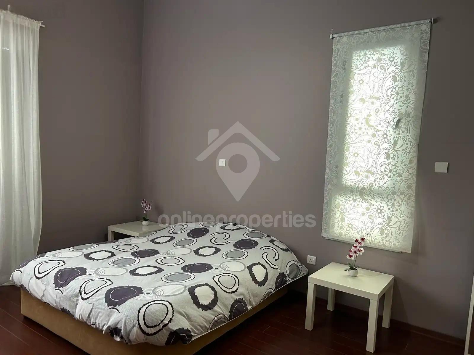 To change image, hover mouse over thumbnails below